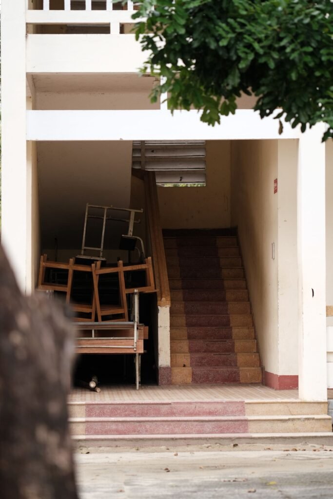 Hall de acceso y escalera de un edificio de departamentos visto desde la vereda